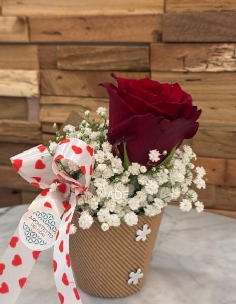 ROSA ROSSA IN VASO CARTA